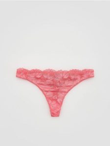 Koronkowe stringi - koralowy. Pomarańczowe stringi Reserved, bez wzorów, z koronki. Za 39,99 zł.