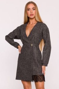 Elegancka sukienka tweedowa trapezowa kopertowa czarna. Czarne sukienki MOE, do pracy, uniwersalny, bez wzorów, z dzianiny, biznesowe, bez kołnierzyka, bez ramiączek, mini, dopasowane. Za 379,00 zł.