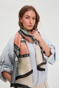 Wzorzysty szal miętowy. Zielone szaliki MOODO, bez wzorów, z poliesteru. Za 59,99 zł.