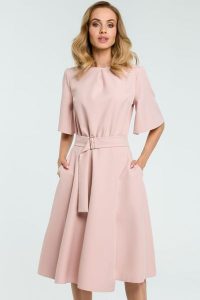 Sukienka elegancka rozkloszowana z paskiem pudrowy róż. Czerwone sukienki Sukienki.shop, do pracy, l, bez wzorów, z elastanu, biznesowe, bez kołnierzyka, bez ramiączek, midi, dopasowane. W wyprzedaży za 174,00 zł.