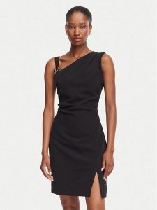 Guess Sukienka koktajlowa W6YK28 W2938 Czarny Regular Fit. Czarne kombinezony Guess, xs, z aplikacjami, z syntetyku, wizytowe, bez kołnierzyka, bez ramiączek. Za 474,99 zł.