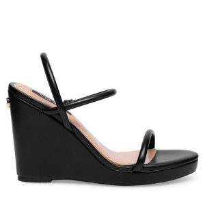 Sandały Nine West. Czarne sandały Nine West, bez wzorów, bez obcasa, na koturnie, bez zapięcia. Za 131,99 zł.