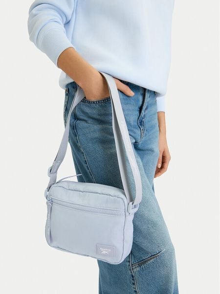 Reebok Torebka CEOWB-RBK-KL-003-09 Niebieski. Niebieskie listonoszki Reebok, bez wzorów, z materiału, bez dodatków. Za 69,99 zł.