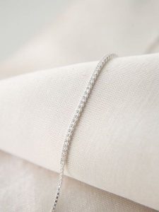 Lodie Silver Srebrna bransoletka z cyrkoniami rozmiar: onesize. Szare bransoletki Lodie Silver, z cyrkonią, srebrne. Za 39,99 zł.