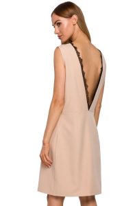 Sukienka o prostym fasonie z dekoltem na plecach beżowy. Brązowe sukienki Sukienki.shop, na co dzień, l, bez wzorów, z elastanu, eleganckie, bez kołnierzyka, bez ramiączek, proste. Za 139,00 zł.
