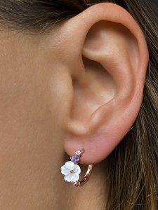 Les Petites Précieuses Pozłacane kolczyki-kreole z masą perłową i cyrkoniami rozmiar: onesize. Białe kolczyki Les Petites Précieuses, z cyrkonią, pozłacane. Za 223,46 zł.