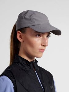 Czapka 5-panelowa Newline. Szare czapki Newline, bez wzorów, z materiału. Za 137,50 zł.