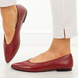 Czerwone skórzane czółenka damskie T.Sokolski 307. Czerwone balerinki Sokolski, bez wzorów, ze skóry, bez obcasa, na płaskiej podeszwie, bez zapięcia. W wyprzedaży za 263,12 zł.