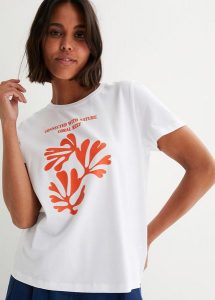 T-shirt z nadrukiem. Białe t-shirty bonprix, bez wzorów, bez kołnierzyka, bez ramiączek. Za 37,99 zł.