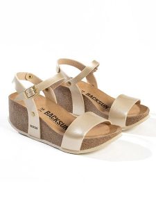 BACKSUN Sandały "Hongkong" w kolorze złotym na koturnie rozmiar: 39. Żółte sandały Backsun, bez wzorów, z materiału, z otwartym noskiem, bez obcasa, na koturnie, bez zapięcia. Za 130,99 zł.