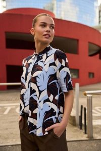 Wzorzysta koszula granatowa. Koszule MOODO, l, bez wzorów, z wiskozy, bez kołnierzyka, bez ramiączek. Za 99,99 zł.