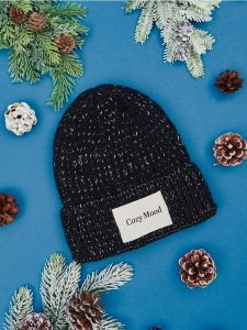 Czapka - czarny. Czarne czapki Sinsay, z aplikacjami, z materiału. Za 25,99 zł.