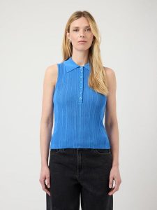 YAS Top w kolorze niebieskim rozmiar: M. Niebieskie topy YAS, m, bez wzorów, z wiskozy, klasyczne, bez kołnierzyka, bez ramiączek. Za 134,95 zł.