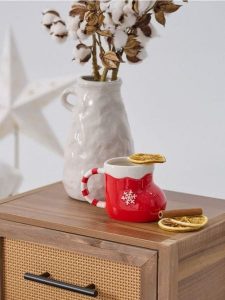 Ceramiczny kubek z uchem w kształcie skarpety - czerwony. Czerwone skarpetki Sinsay, bez wzorów. Za 15,99 zł.