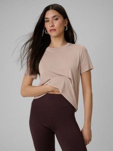 4F T-shirt regular gładki damski - beżowy S. Brązowe t-shirty 4f, s, bez wzorów, z dzianiny, bez kołnierzyka, bez ramiączek. Za 79,99 zł.