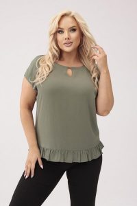 Oliwkowa kimonowa bluzka z falbanką PLUS SIZE XXL. Zielone bluzki Nasi partnerzy, plus size, bez wzorów, z elastanu, eleganckie, bez kołnierzyka, plus size, bez ramiączek. Za 169,90 zł.