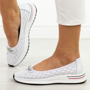 Białe skórzane baleriny damskie Filippo Dp6718/26. Białe balerinki Filippo, w ażurowe wzory, z jeansu, z okrągłym noskiem, bez obcasa, na płaskiej podeszwie, bez zapięcia. W wyprzedaży za 192,72 zł.