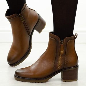 Brązowe botki damskie na obcasie Potocki 12681. Brązowe botki POTOCKI, na jesień, bez wzorów, z dzianiny, bez obcasa, na obcasie, bez zapięcia. Za 229,00 zł.