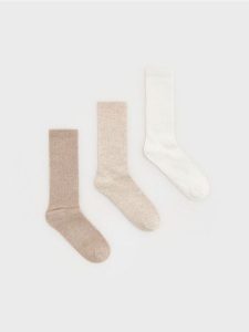 Skarpetki z bawełną 3 pack - kremowy. Białe skarpetki Reserved, bez wzorów, z bawełny. W wyprzedaży za 22,99 zł.