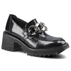 Półbuty damskie Chebello, ze skóry naturalnej lakierowanej z gładką cholewką klasycznym wycięciem ozdobnym metalowym łańcuchem oraz masywną podeszwą. Czarne półbuty CheBello, bez wzorów, ze skóry, bez obcasa, bez zapięcia. Za 299,00 zł.