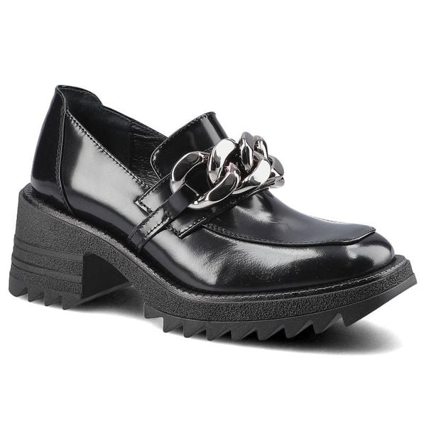 Półbuty damskie Chebello, ze skóry naturalnej lakierowanej z gładką cholewką klasycznym wycięciem ozdobnym metalowym łańcuchem oraz masywną podeszwą. Czarne półbuty CheBello, bez wzorów, ze skóry, bez obcasa, bez zapięcia. Za 299,00 zł.