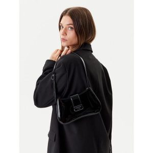 Torebka Emporio Armani. Czarne torebki klasyczne Emporio Armani, bez wzorów, bez dodatków. Za 663,99 zł.