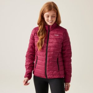 Kurtka turystyczna damska Marizion pikowana. Czerwone kurtki Regatta, bez wzorów, bez kaptura. Za 259,80 zł.