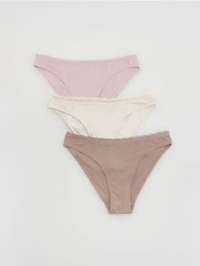 Majtki figi 3 pack - pastelowy róż. Czerwone figi Reserved, bez wzorów. W wyprzedaży za 35,99 zł.