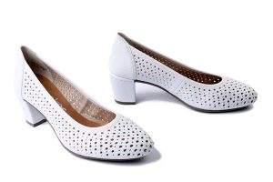 RIEKER 41057-80 white, czółenka damskie. Białe czółenka Rieker, bez wzorów, bez obcasa, na obcasie, bez zapięcia. Za 231,92 zł.