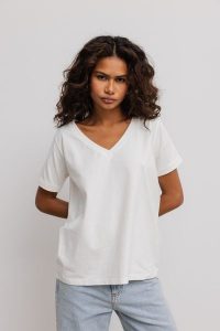 T shirt z dekoltem w kształcie V w kolorze ECRU- V NECK-XL. Białe t-shirty Marsala, xl, bez wzorów, z bawełny, bez kołnierzyka, bez ramiączek. Za 79,90 zł.