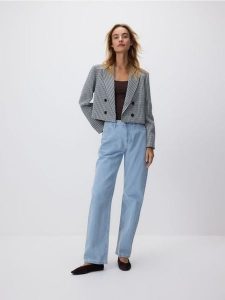 Krótka marynarka w pepitkę - wielobarwny. Marynarki i żakiety Reserved, l, bez wzorów, z bawełny. Za 229,99 zł.