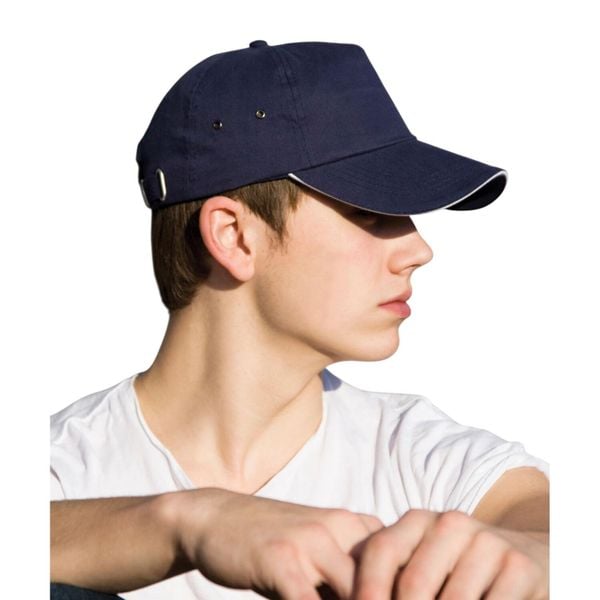 Pluszowa Czapka Z Daszkiem Sandwich. Białe czapki RESULT HEADWEAR, bez wzorów, z bawełny. Za 38,99 zł.
