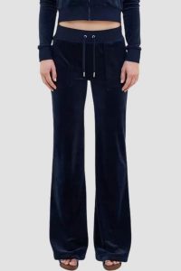 JUICY COUTURE Granatowe spodnie dresowe damskie Layla Low Rise Pocket, Rozmiar M. Niebieskie spodnie dresowe Juicy Couture, m, bez wzorów, z dresówki. W wyprzedaży za 287,99 zł.