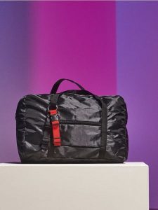 Torba podróżna - czarny. Czarne torby podróżne i sportowe Sinsay, bez wzorów. Za 15,99 zł.