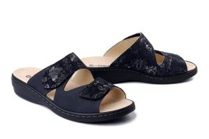 DR. BRINKMANN 700584-05 navy, klapki damskie. Niebieskie klapki Dr. Brinkmann, bez wzorów, ze skóry, bez obcasa. Za 284,90 zł.