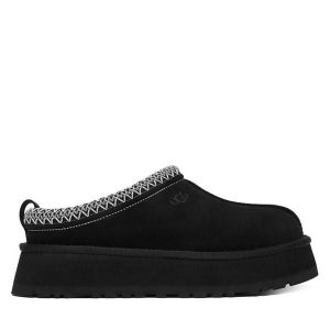 Śniegowce Ugg. Czarne buty zimowe Ugg, bez obcasa, bez zapięcia. Za 639,99 zł.