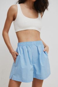 Krótkie szorty damskie w kolorze OCEAN BLUE - BRETAL. Niebieskie szorty Marsala, bez wzorów, z bawełny. W wyprzedaży za 51,96 zł.