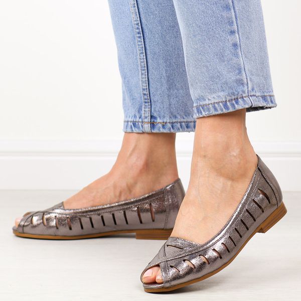 Srebrne pw ażurowe półbuty damskie Potocki 12392. Szare półbuty POTOCKI, na lato, w ażurowe wzory, ze skóry, z otwartym noskiem, bez obcasa, na obcasie, bez zapięcia. Za 169,00 zł.