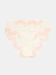 Koronkowe majtki figi z kwiatowym wzorem - różowy. Czerwone figi Sinsay, bez wzorów, z koronki. Za 15,99 zł.