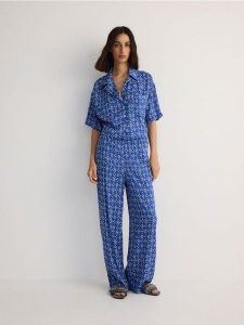 Wzorzysta koszula z wiskozy - jasnoniebieski. Niebieskie koszule Reserved, l, bez wzorów, z wiskozy, bez kołnierzyka, bez ramiączek. W wyprzedaży za 25,99 zł.