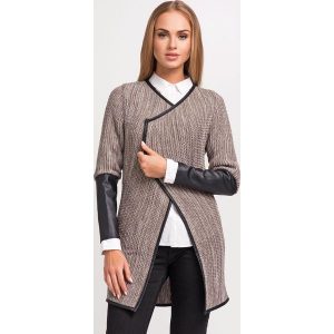 Cappuccino Stylowy Sweter Narzutka z Dodatkiem Eco-Skóry. Piżamy marki Molly.pl. Za 89,90 zł.