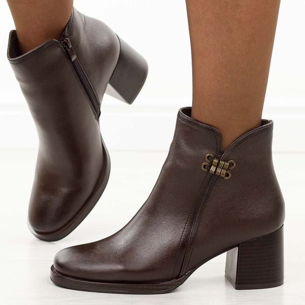 Brązowe skórzane botki damskie na słupku Sergio Leone Bt25209S. Brązowe botki Sergio Leone, na jesień, z aplikacjami, z jeansu, z okrągłym noskiem, bez obcasa, na obcasie, bez zapięcia. Za 299,00 zł.