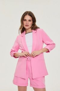 Marynarka z rękawami 3/4 różowa. Czerwone marynarki i żakiety MOODO, l, bez wzorów, z elastanu. Za 149,99 zł.