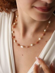 L'Atelier de Gaia Pozłacany naszyjnik z elementami ozdobnymi - dł. 43 cm rozmiar: onesize. Białe naszyjniki L'Atelier de Gaia, z perłą, pozłacane. Za 87,40 zł.