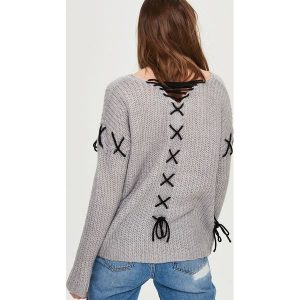 Sweter oversize z dekoltem na plecach - Jasny szar. Szare swetry oversize marki Sinsay. W wyprzedaży za 24,99 zł.
