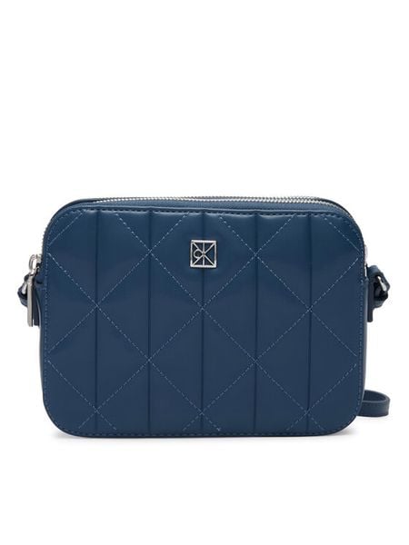 Calvin Klein Torebka Quilted Double Zip Camera Bag LV04F3328G Niebieski. Niebieskie listonoszki Calvin Klein, bez wzorów, ze skóry, bez dodatków. Za 449,99 zł.