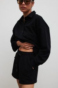 Szorty z dzianiny dresowej w kolorze TOTALLY BLACK - BREEZE-S. Czarne szorty Marsala, bez wzorów, z bawełny, casualowe. W wyprzedaży za 153,93 zł.