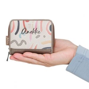 Portfel damski Anekke, z efektownym nadrukiem i metalowym logo zapinany na suwak wyposażony w przegrody na karty kieszeń na monety, brązowy, 42749-90. Brązowe portfele Anekke, bez wzorów. Za 129,00 zł.