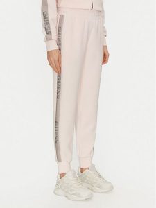 Guess Spodnie dresowe W5RB00 KBYE2 Różowy Regular Fit. Czerwone spodnie dresowe Guess, s, z aplikacjami, z dresówki. Za 279,99 zł.