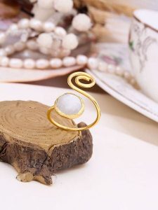 L'Atelier de Gaia Pozłacany pierścionek z kamieniem księżycowym rozmiar: onesize. Białe pierścionki L'Atelier de Gaia, z kamieniem księżycowym, pozłacane. Za 56,95 zł.
